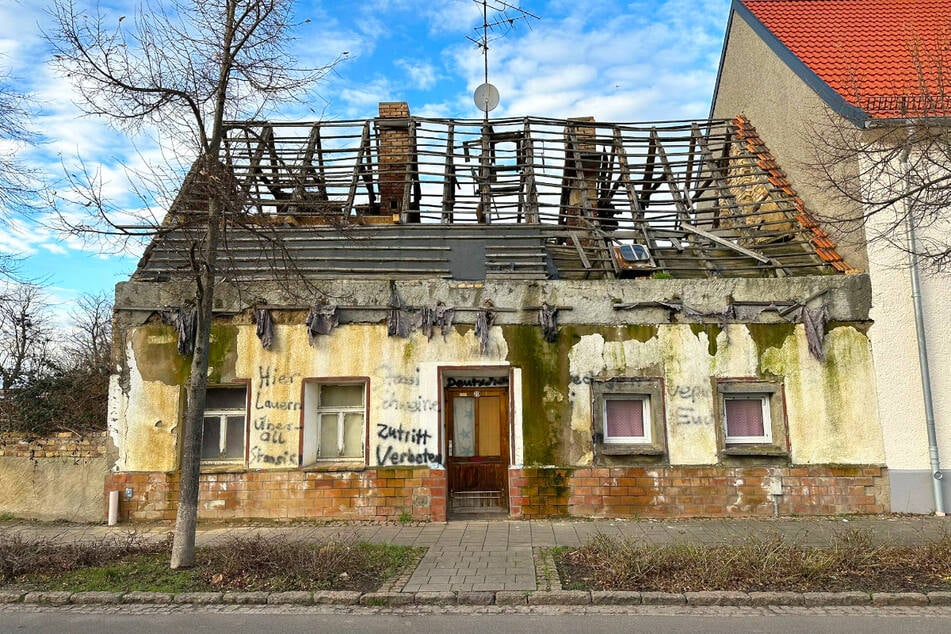 Man kann sich nicht vorstellen, dass in dieser Ruine Menschen leben. Auch zwei Hunde sollen sich in dem Haus befinden und nur selten rausdürfen.