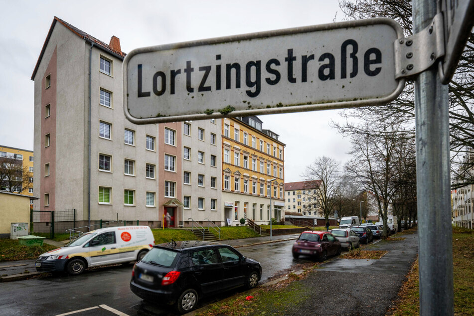 Überfall in der Lortzingstraße: Zwei Täter raubten einem Rentner (83) eine Tasche an der Haustür.