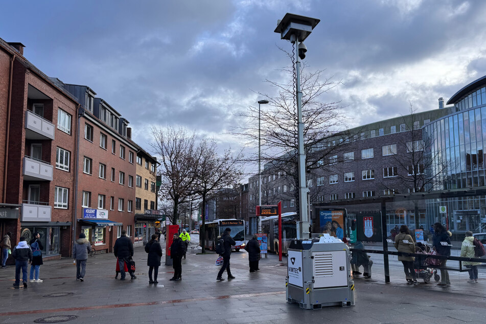 Auf dem Harburger Ring in Hamburg sind am Freitag mobile Überwachungskameras installiert worden. Die Polizei bereitet sich damit auf Silvesterkrawalle vor.