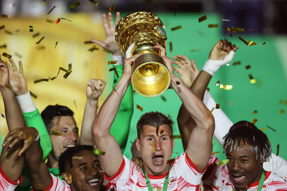 Auch er konnte endlich den ersten Titel feiern: Willi Orban (29, M.) spielt seit 2015 für RB Leipzig, hat seitdem kein Pokal-Spiel ausgelassen. Gegen den SC Freiburg sollten sich die Mühen nun bezahlt machen.