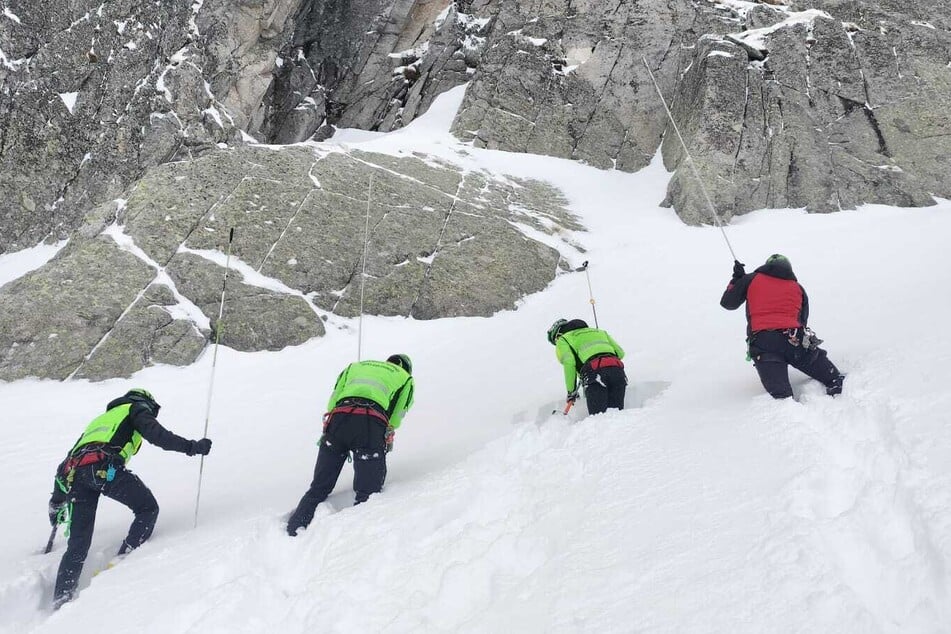 Unter dem Schnee fanden die Rettungskräfte einen leblosen Körper.