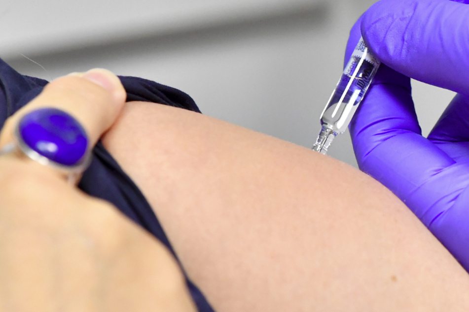 Viele Menschen warten sehnsüchtig auf eine Impfung gegen das neue Coronavirus. (Symbolbild)