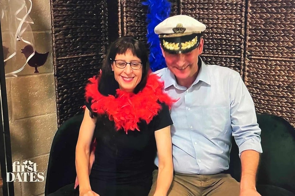 In der Fotobox kommen Norbert und Bettina sich näher. Beide finden, dass sie ein schönes Paar abgeben würden.