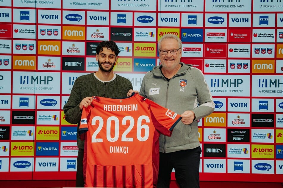 FCH-Boss Holger Sanwald (58, r.) präsentiert Neuzugang Eren Dinkçi (24).