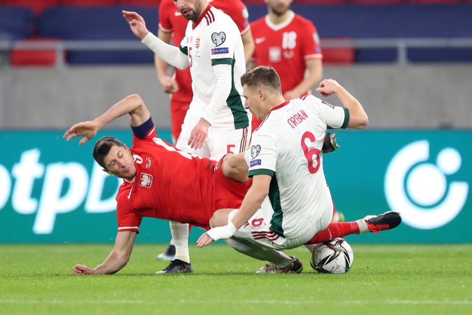 Erst am vergangenen Donnerstag sind Willi Orban (28, re.) und Robert Lewandowski (32) im WM-Qualifikationsspiel zwischen Ungarn und Polen aufeinander getroffen. Beide erzielten ein Tor. Kommende Woche könnten sie sich schon wieder gegenüberstehen.