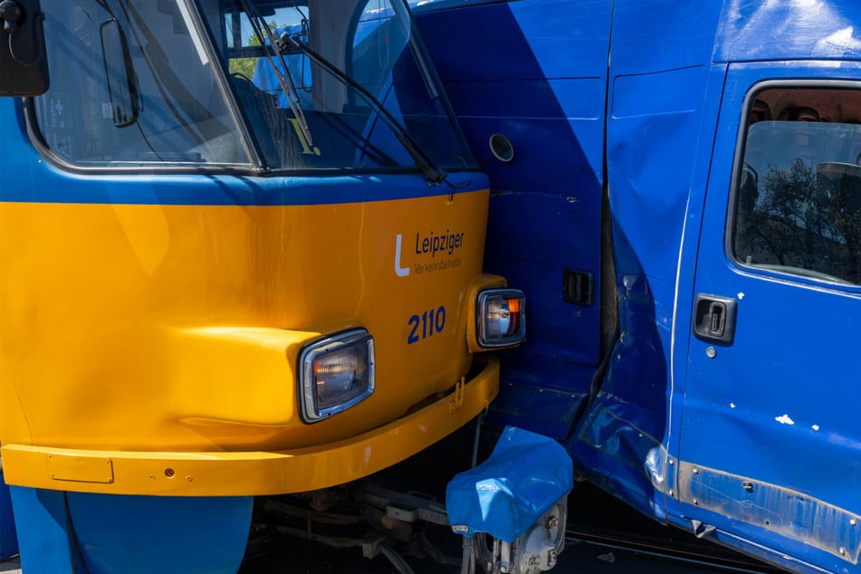 Tatra-Straßenbahn und Transporter krachen in Leipzig zusammen