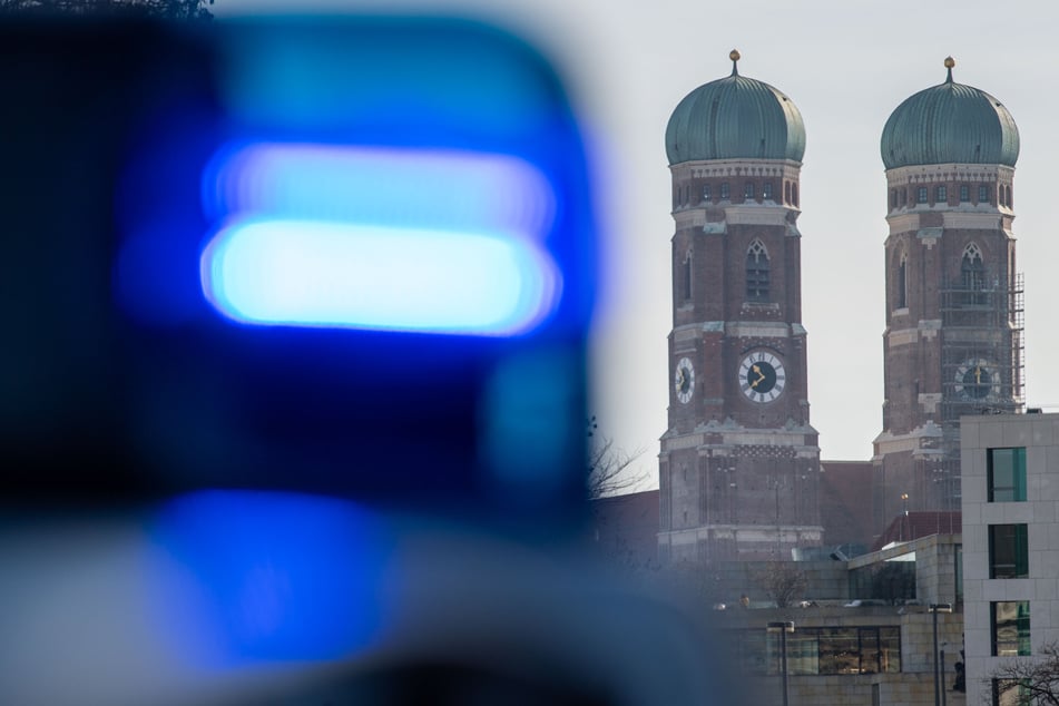 Ein Radfahrer wurde in München bewusstlos in einem Grünstreifen liegend aufgefunden. (Symbolbild)