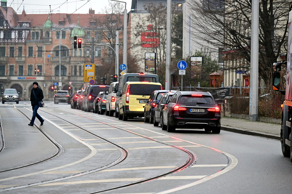Seit einem Jahr ist die Bahnspur zwischen Reinhold-Becker-Straße und Kretschmerstraße für Autos gesperrt. Bahnen (zurzeit Umleitung!) haben freie Fahrt.