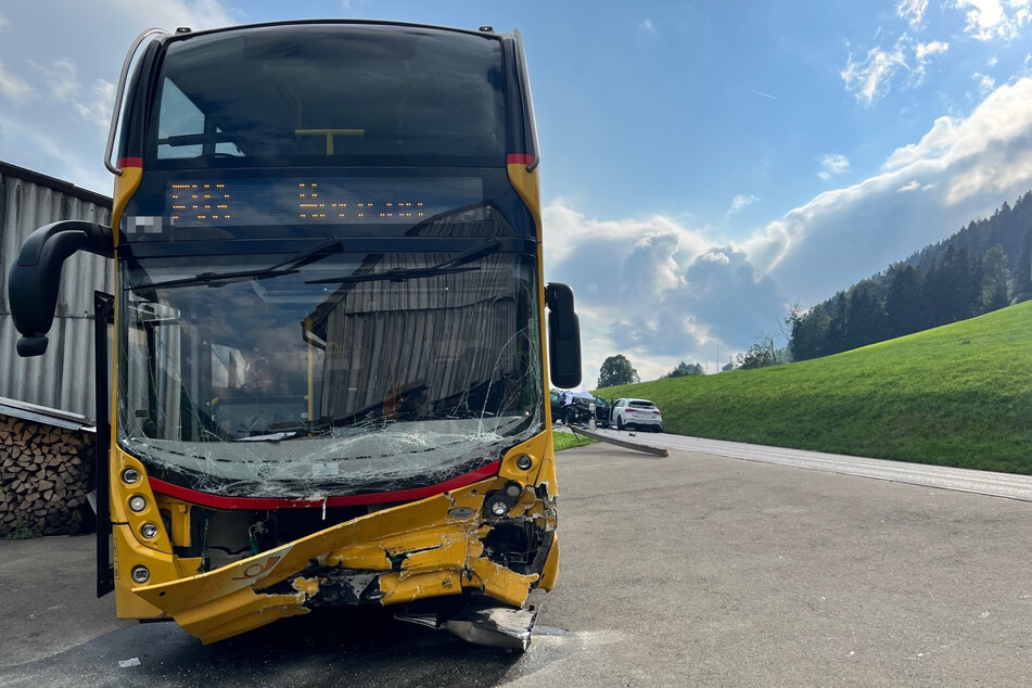 Das Postauto (ein Postbus) war als Ersatz für die Bahn unterwegs. Einzelne Fahrgäste wurden leicht verletzt. Der Fahrer trug Verletzungen davon.