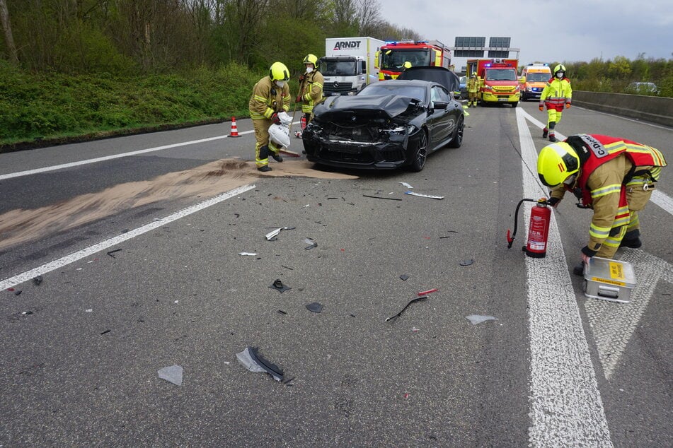 Unfall am Autobahnkreuz Düsseldorf: Drei Verletzte nach Crash auf der A52