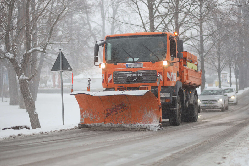 Dank einer Kaltfront wird es in NRW glatt auf den Straßen. Der Deutsche Wetterdienst hat Schneefall angekündigt. (Symbolbild)