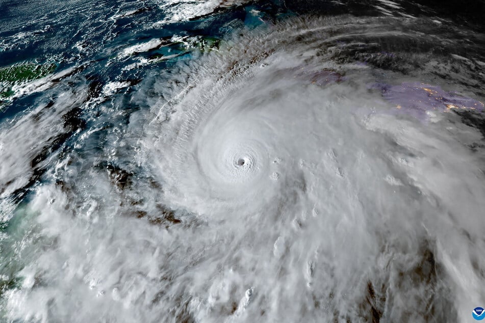 Hurricane Melissa hits Cuba after turning Jamaica into a "disaster area"