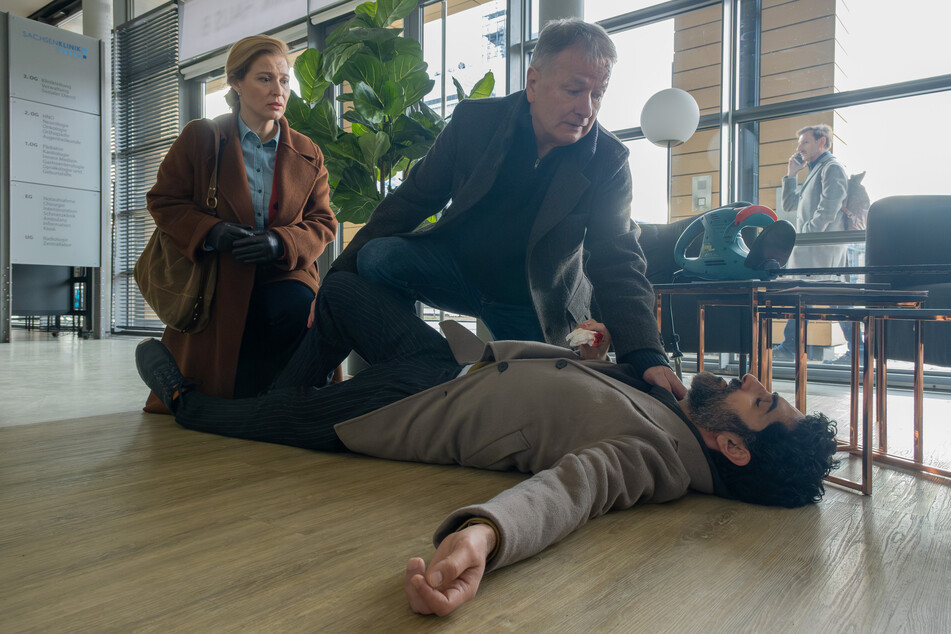 Razak Amari kippt in der Klinik ein zweites Mal um. Seine Freundin Judith ist sehr besorgt.