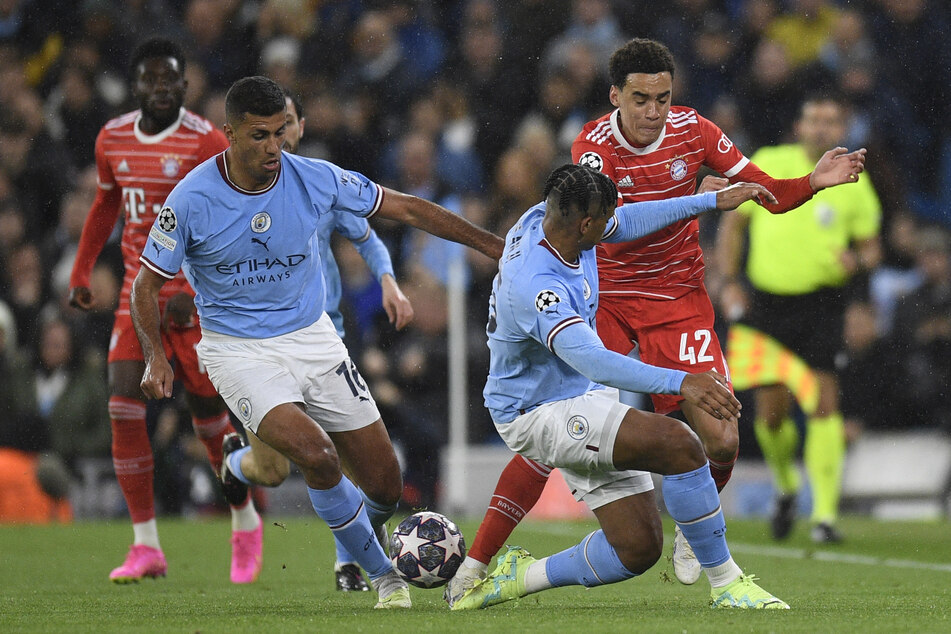 Jamal Musiala (r.) und die Offensive des FC Bayern ackert zwar, gefährlich wird es für Manchester City aber viel zu selten.