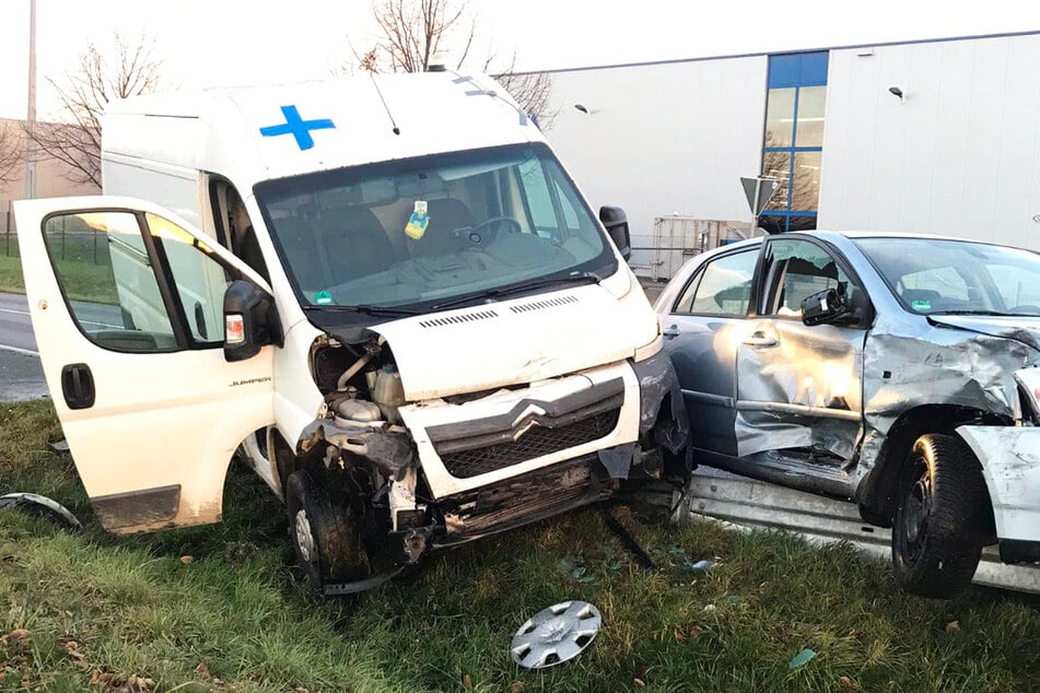 Durch den Unfall mit einer Toyota-Fahrerin ist der Transporter nicht mehr fahrtauglich.