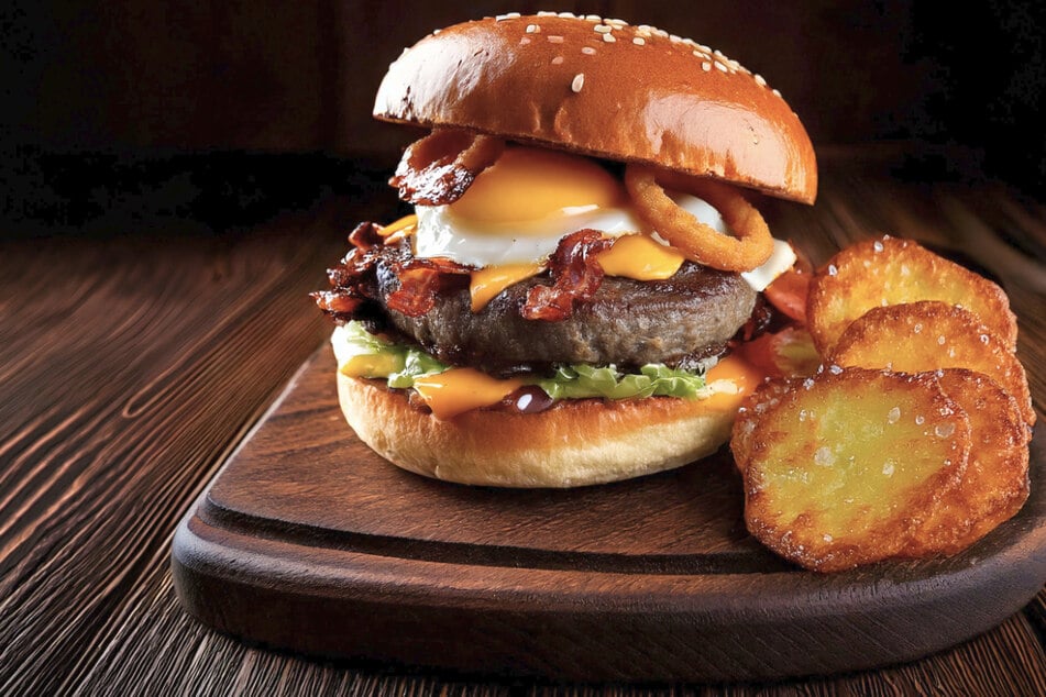 Über offenem Feuer wird der BBQ-Burger zum echten Genuss.