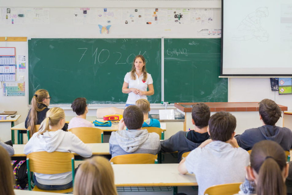 Die T-Shirt-Zeit ist vorbei, doch auch in der kalten Jahreszeit ist das Lüften der Klassenräume eine wichtige Anti-Corona-Maßnahme. Gehört das Tragen von Mützen, Schals und dicken Jacken in Klassenräumen bald zum neuen Alltagsbild an deutschen Schulen? (Symbolfoto)