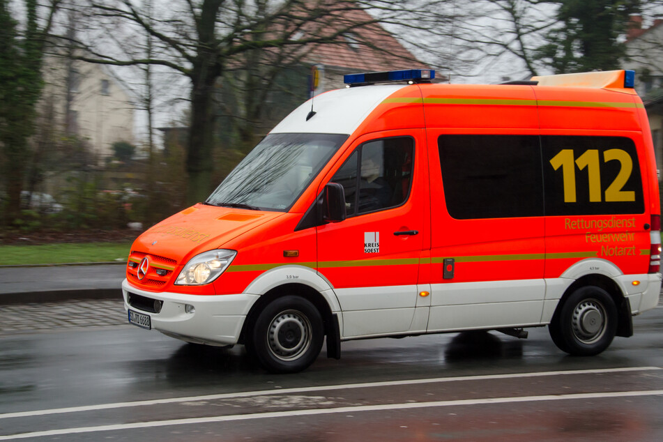Der 17-Jährige musste mit einem Krankenwagen in eine Klinik gebracht werden. (Symbolbild)