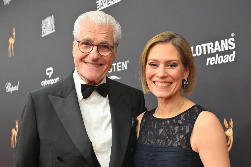 Der Schauspieler ist mittlerweile seit Jahren mit der ORF-Moderatorin Julia Schütze (49) zusammen.