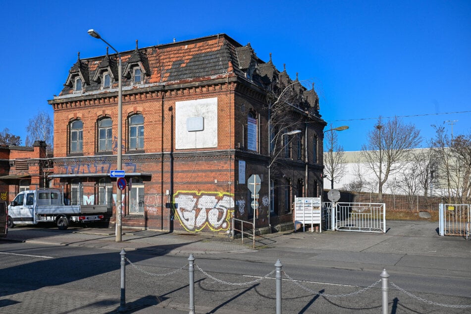 Das ehemalige Reichsbahnausbesserungswerk (ab 1880 gebaut) am Emerich-Ambros-Ufer in der Friedrichstadt ist vom Verfall bedroht.