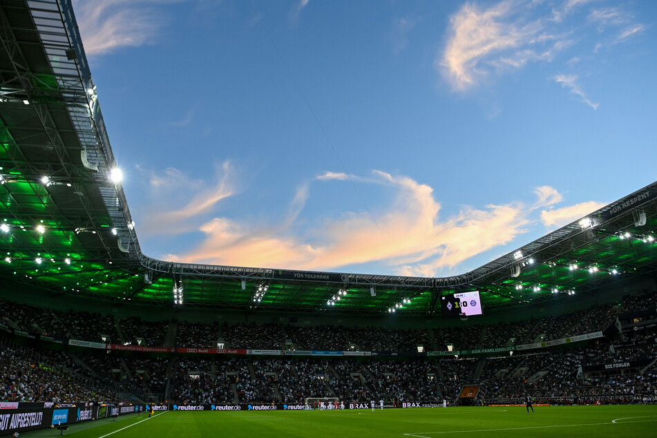 Der Abendhimmel über dem Borussia Park. Schon sechsmal war Gladbach in der Liga unter Flutlicht gefragt, davon alle vier Heimspiele.