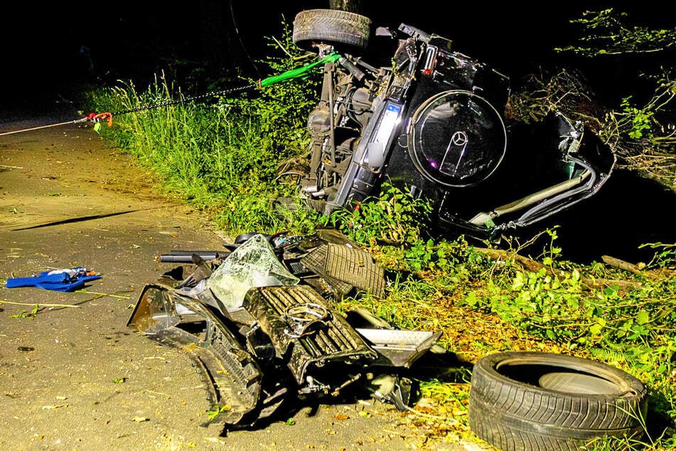 Der Mercedes hatte sich überschlagen und blieb anschließend auf der Seite abseits der Straße liegen.