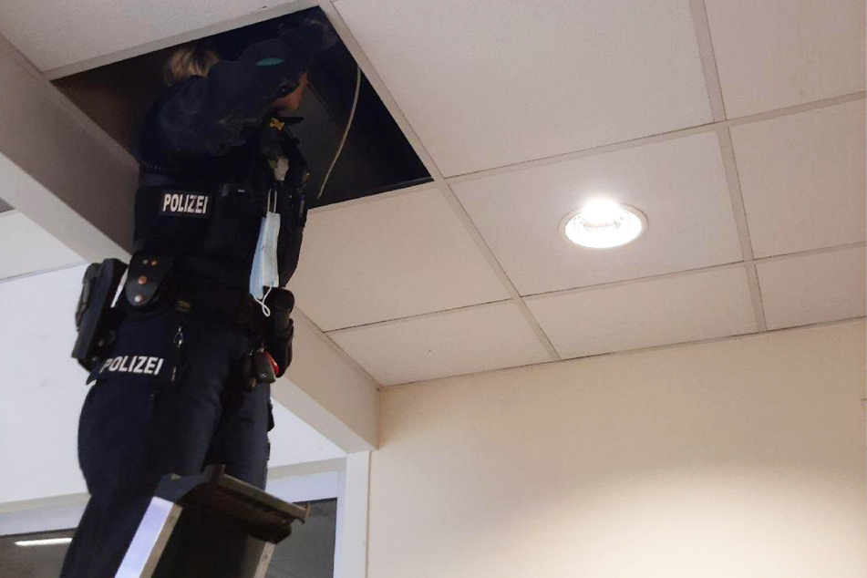 Mit einer Leiter befreite die Polizei eine Diebin (29) von der Zwischendecke bei Kaufland in Zwickau.