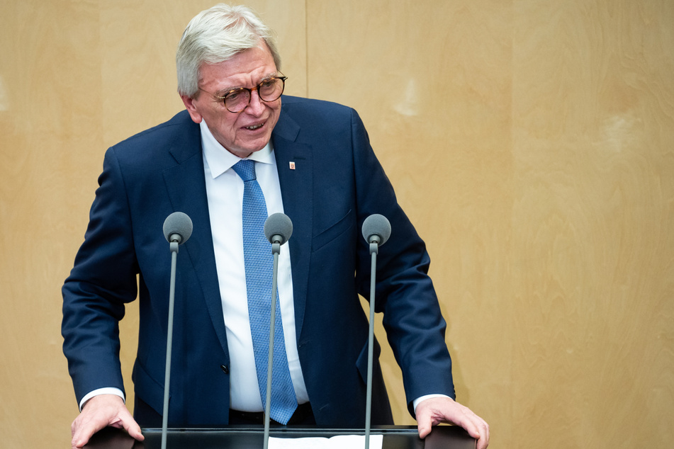Hessens Ministerpräsident Volker Bouffier (69, CDU) informierte am Dienstag über die neuen Corona-Regeln und ab wann diese gelten.