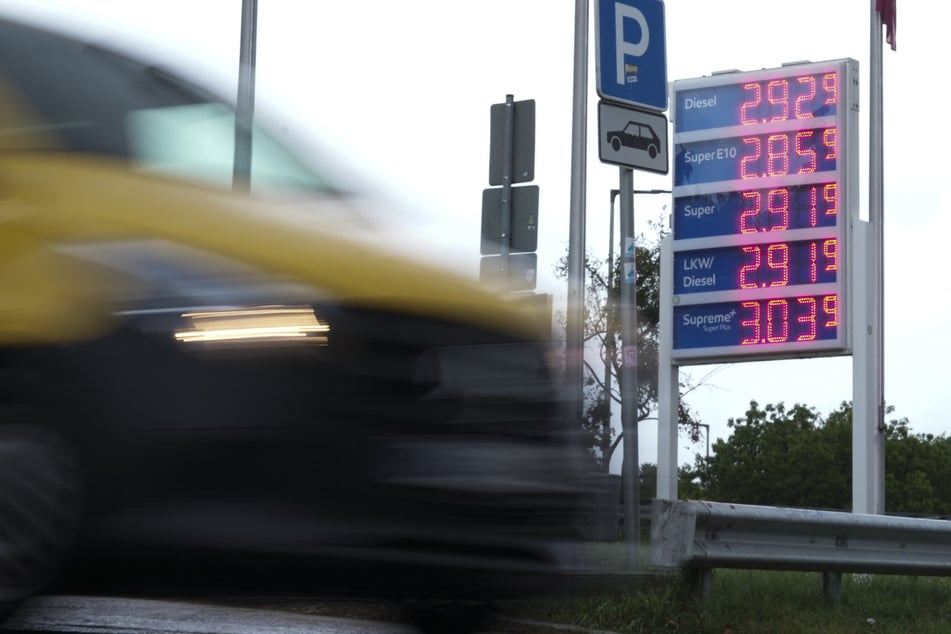 Gerade nach dem Tankrabatt im Oktober sollten Autofahrer die Spritpreise verschiedener Tankstellen vergleichen. Trotz der einheitlichen Bremse schwanken die Preise dennoch stark.