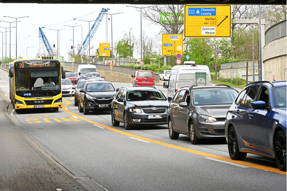 Nur für Busse und Radler: Dresdens erste Umweltspur verläuft am Flügelweg in Richtung Cotta.