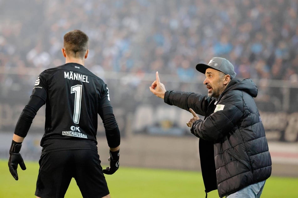 Martin Männel (l.) bekommt Anweisungen von Khvicha Shubitidze (51) - das wird auch am Samstag so sein.