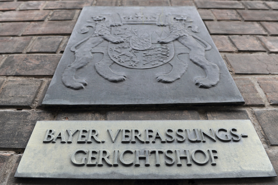 Der Bayerischen Verfassungsgerichtshof hält die scharfen Corona-Regeln der Staatsregierung für angemessen und verfassungskonform.