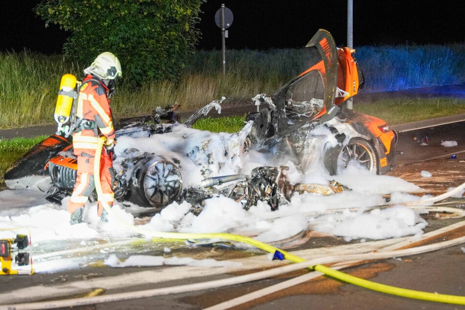 Sowohl der Mercedes als auch das Zweirad gingen nach dem Zusammenstoß vollständig in Flammen auf - die Feuerwehr brachte den Brand unter Kontrolle.