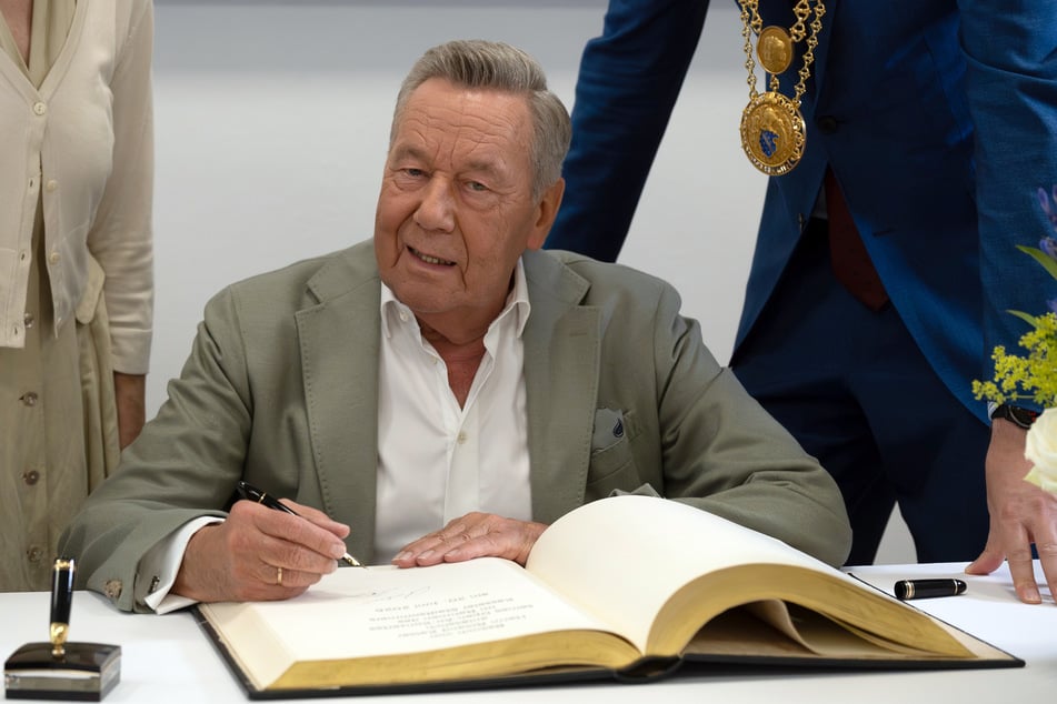 Schlagerstar Roland Kaiser (74) verewigte sich am Samstag im Goldenen Buch der Stadt Kassel.