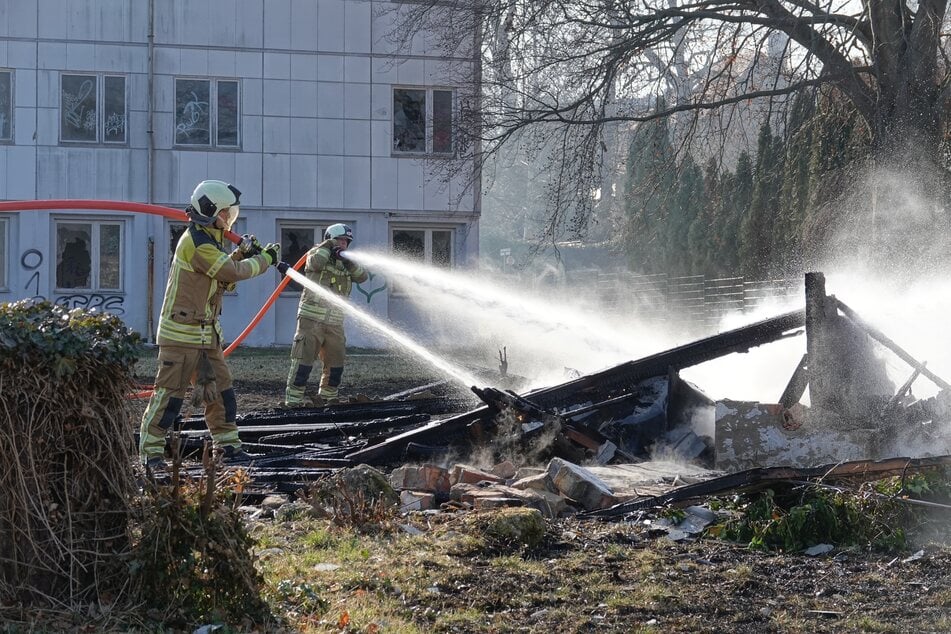 Von dem Bau blieben nur noch verkohlte Reste übrig.