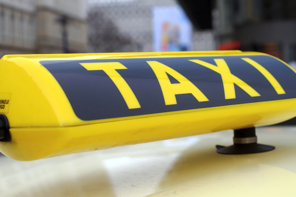 Taxi prallt gegen Ampelmast: Drei Fahrgäste verletzt