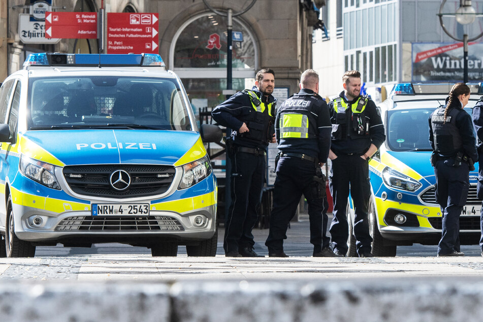 Polizisten schnappten die jungen mutmaßlichen Täter auf ihrer Flucht (Symbolbild).