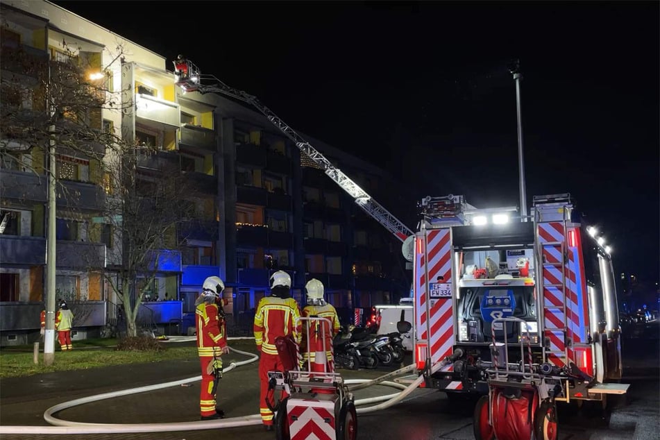 Feuerwehr und Polizei waren mit einem Großaufgebot bei einem Brand in einem Mehrfamilienhaus am Moskauer Platz im Einsatz.