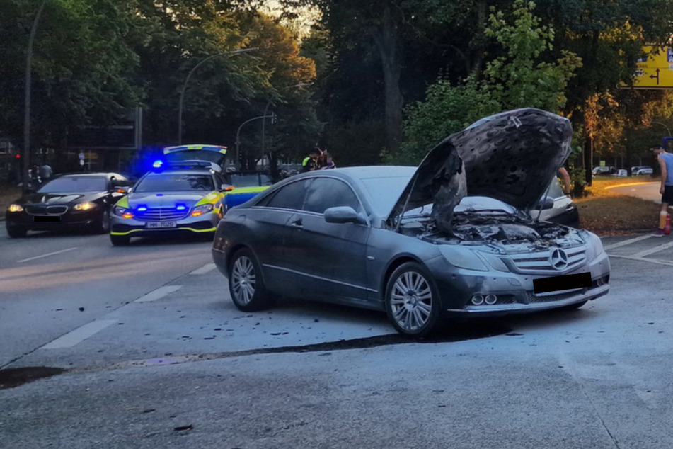 Hamburg: Mercedes fängt während der Fahrt plötzlich Feuer