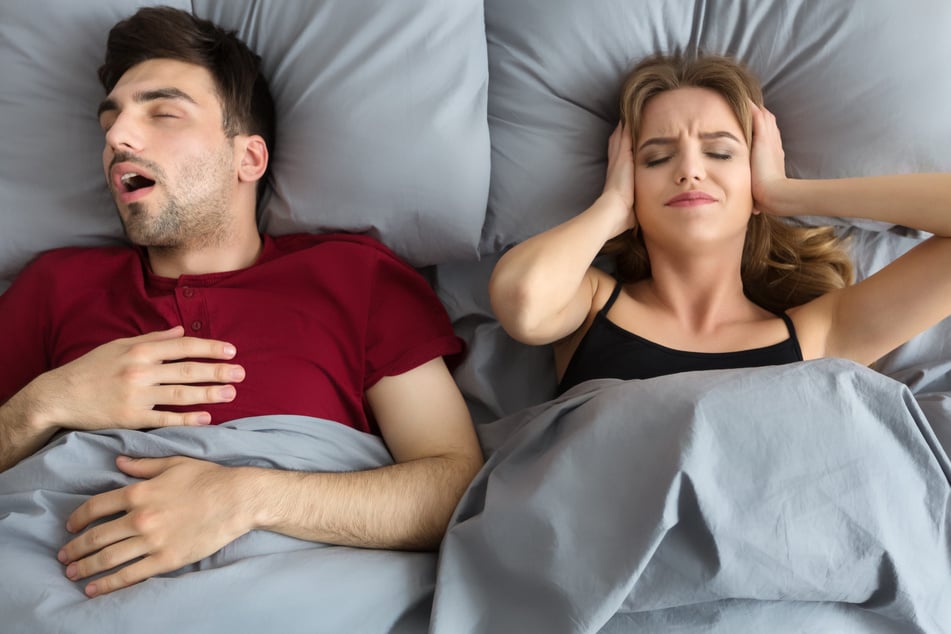 Schnarch-Alarm im heimischen Bett: Jeder Zweite ist genervt!