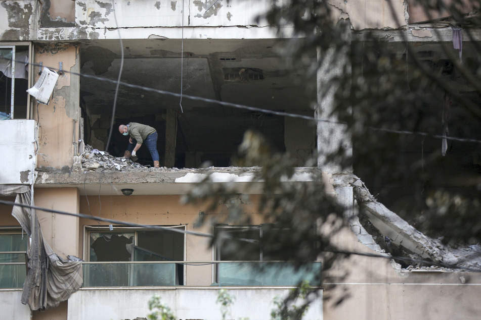 Libanesische Forensiker sammeln Beweise, einen Tag nachdem der Vize-Leiter des Politbüros der Hamas, Saleh al-Aruri, bei einer Explosion ums Leben gekommen ist.