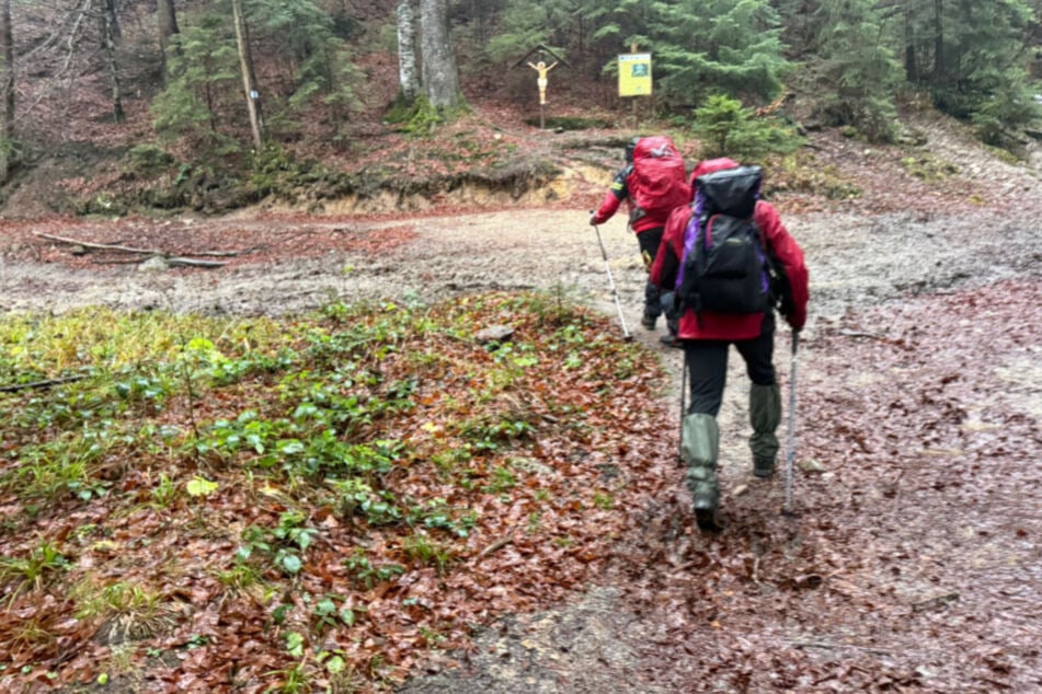 Die Einsatzkräfte müssen für alle Wetterlagen gewappnet sein. Die Gegend ist dicht bewaldet, was sicher auch der Grund dafür ist, warum Georges Handysignal plötzlich abbrach.