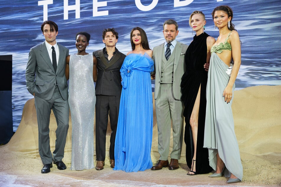 Robert Pattinson (40, v. l.), Lupita Nyong'o (43), Tom Holland (30), Anne Hathaway (43), Matt Damon (55), Charlize Theron (50) und Zendaya (29) bei der Premiere von "The Odyssey".