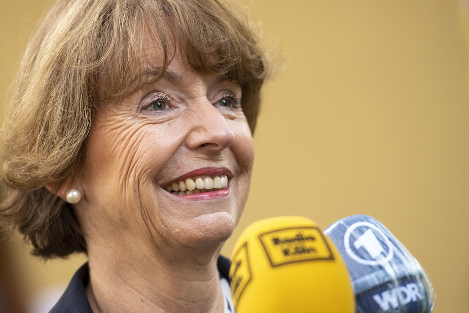 Die Kölner Oberbürgermeisterin Henriette Reker (63) muss laut einer WDR-Prognose in die Stichwahl.