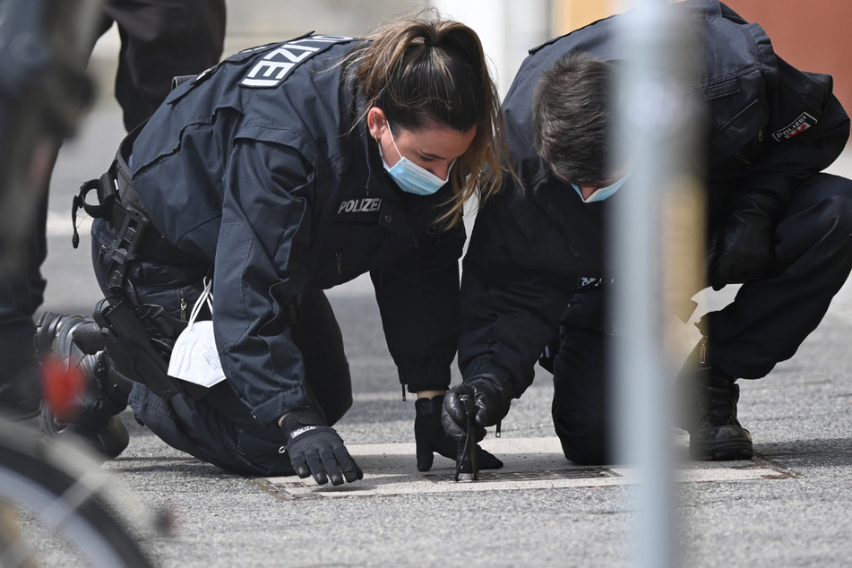 Polizisten suchen nach der Bluttat nach Spuren. Über vier Monate später ist Anklage gegen die Pflegekraft erhoben worden.