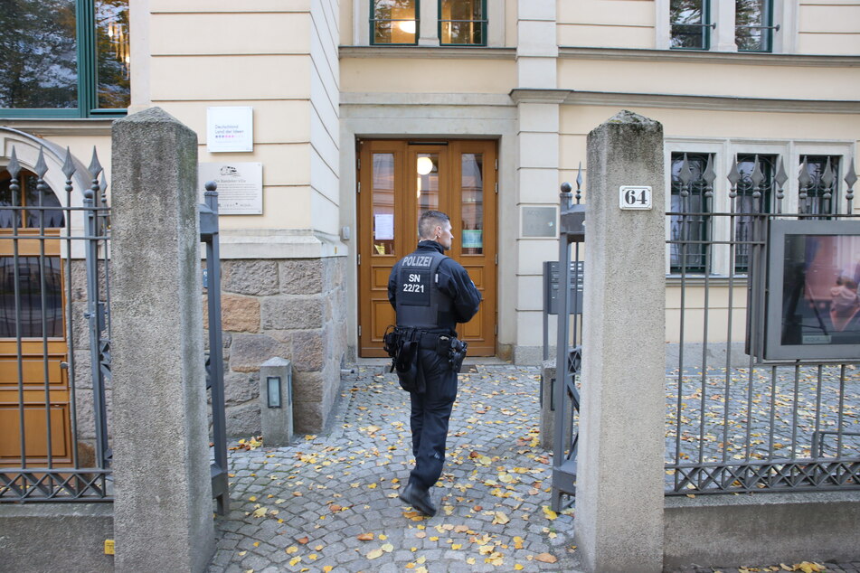 Razzia: Ein Polizeibeamter betritt das Grundstück der Villa Baedeker in Leipzig - dem Sitz der ACQUA-Klinik.