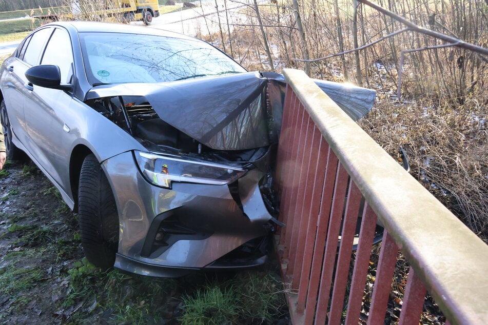 Ein Opel krachte am Freitagvormittag in Lichtenau (Landkreis Mittelsachsen) gegen ein Geländer.