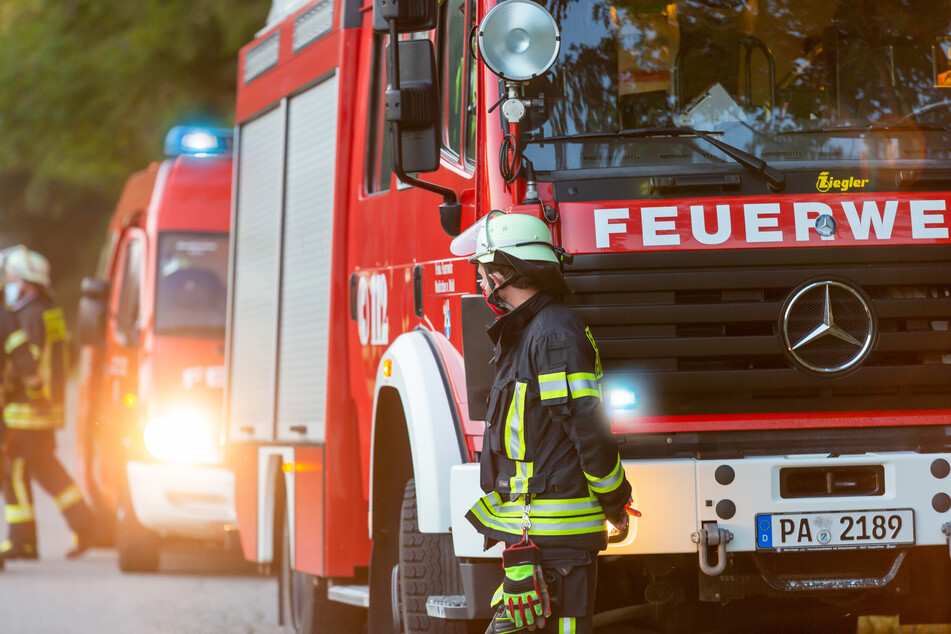 Brandstiftung in Mehrfamilienhaus! Kinderwagen stehen in Flammen