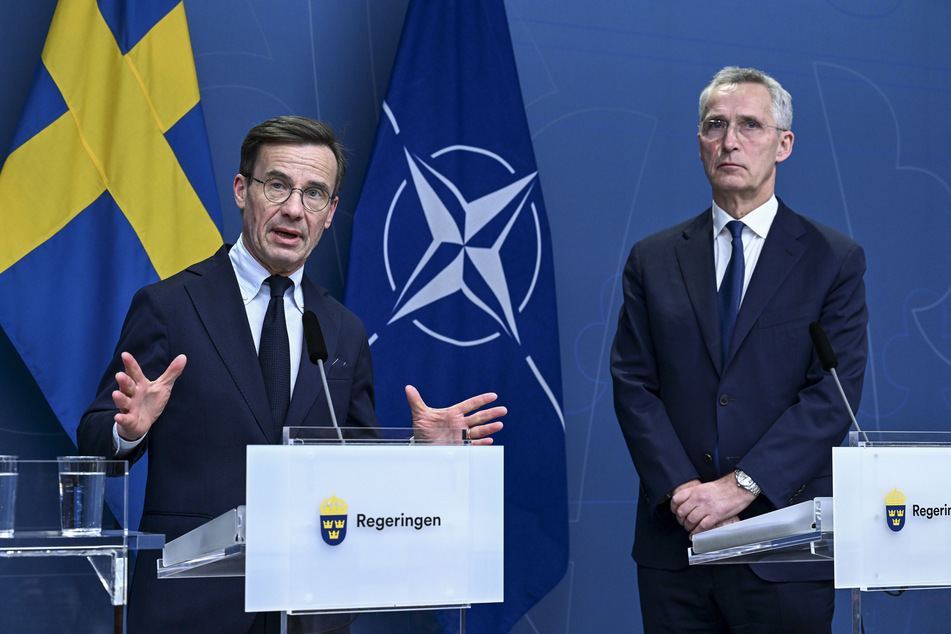 Schwedens Ministerpräsident Ulf Kristersson (60, l.) und Nato-Generalsekretär Jens Stoltenberg (64, r.) freuen sich über den Beitritt Schwedens.