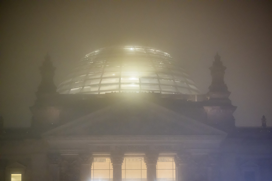 Das Reichstagsgebäude in Berlin wird am Freitagmorgen von Nebel umgeben.
